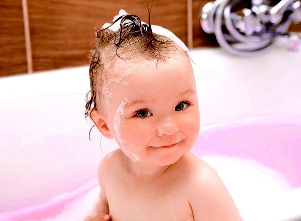 menina; banho; xampu (Foto: Shutterstock) — Foto: Crescer