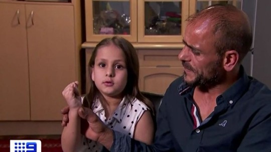 Menina cujo dedo foi arrancado em portão pergunta à família quando ele crescerá novamente