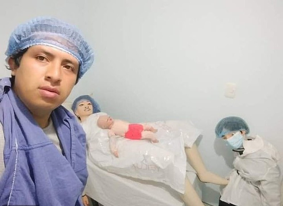 Colombiano retratou sua noiva e filho recém-nascido em foto — Foto: Reprodução/Daily Mail