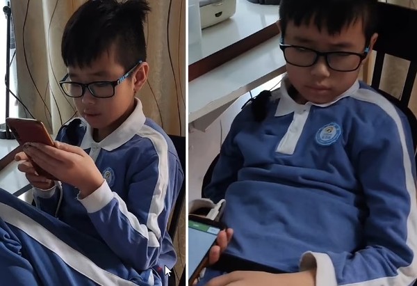 Rapaz sério jogando jogo online no celular, seus dois pais