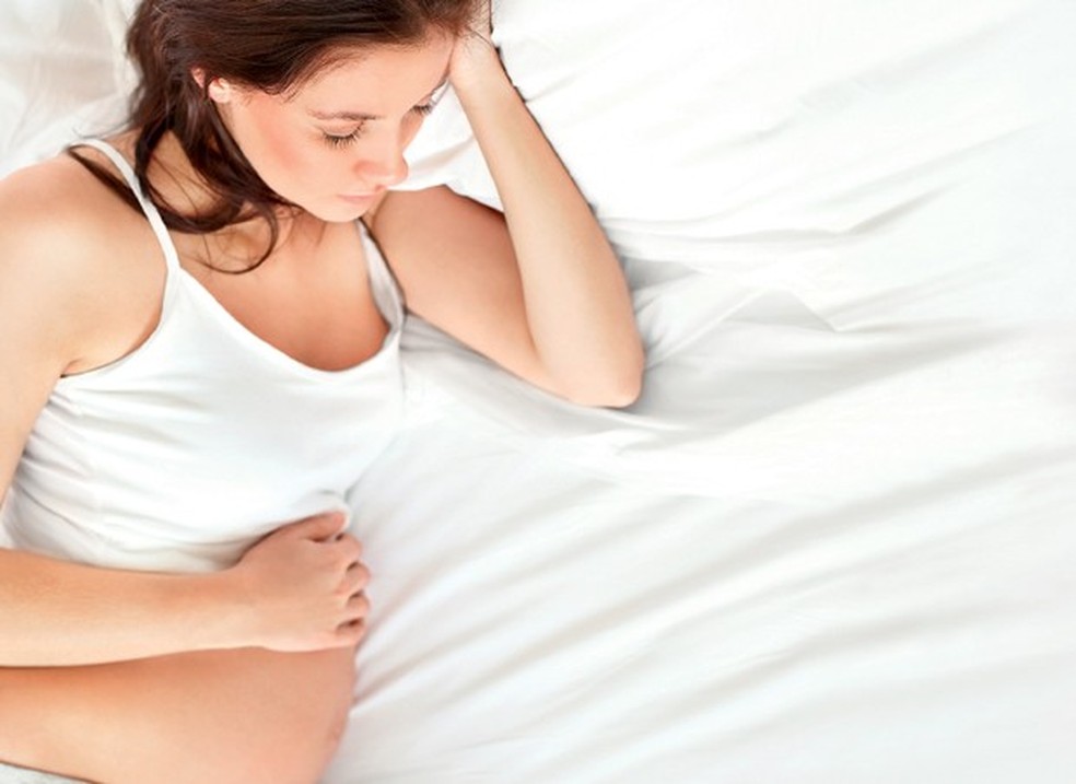 Preferir dormir de lado, de bruços ou de costas pode variar de acordo com cada gravidez e tamanho da barriga — Foto: Getty Images