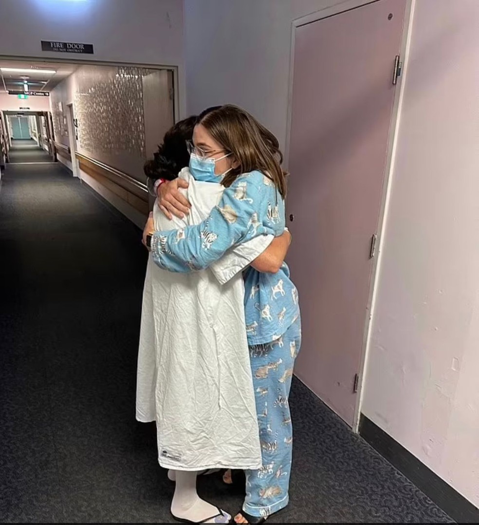Mãe e filha se abraçam antes da cirurgia — Foto: Reprodução Facebook