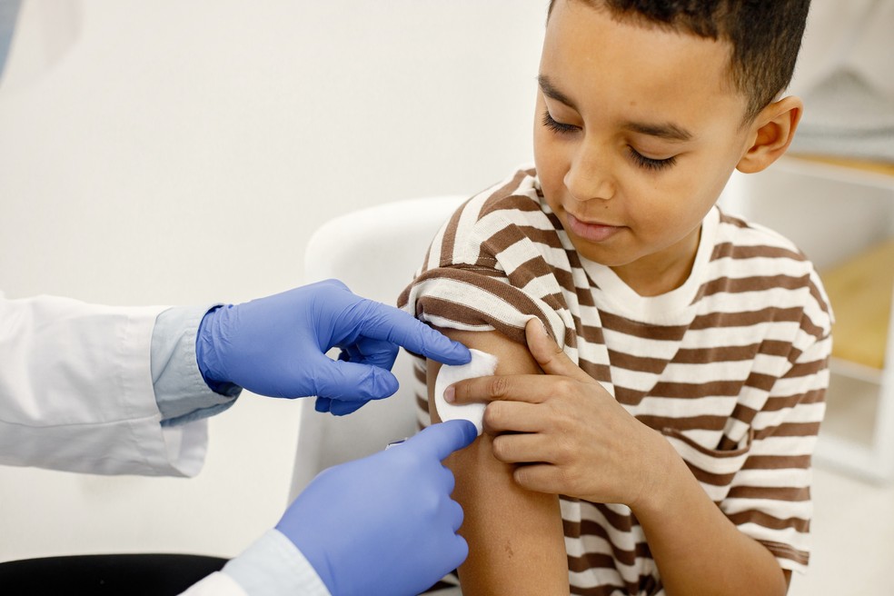 Menino tomando vacina — Foto: Freepik