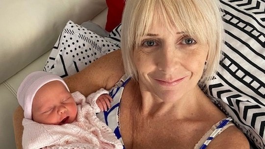 Depois de 25 anos tentando FIV, mãe de 54 anos dá à luz