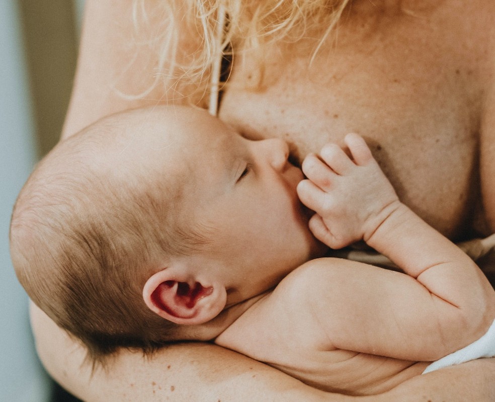Bebê sendo amamentado — Foto: Pexels