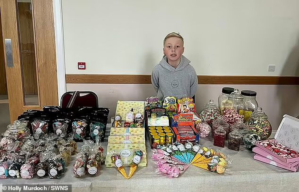 Com investimento de cerca de R$ 1.500, ele comprou todo o estoque de doces e embalagens — Foto: Reprodução Daily Mail