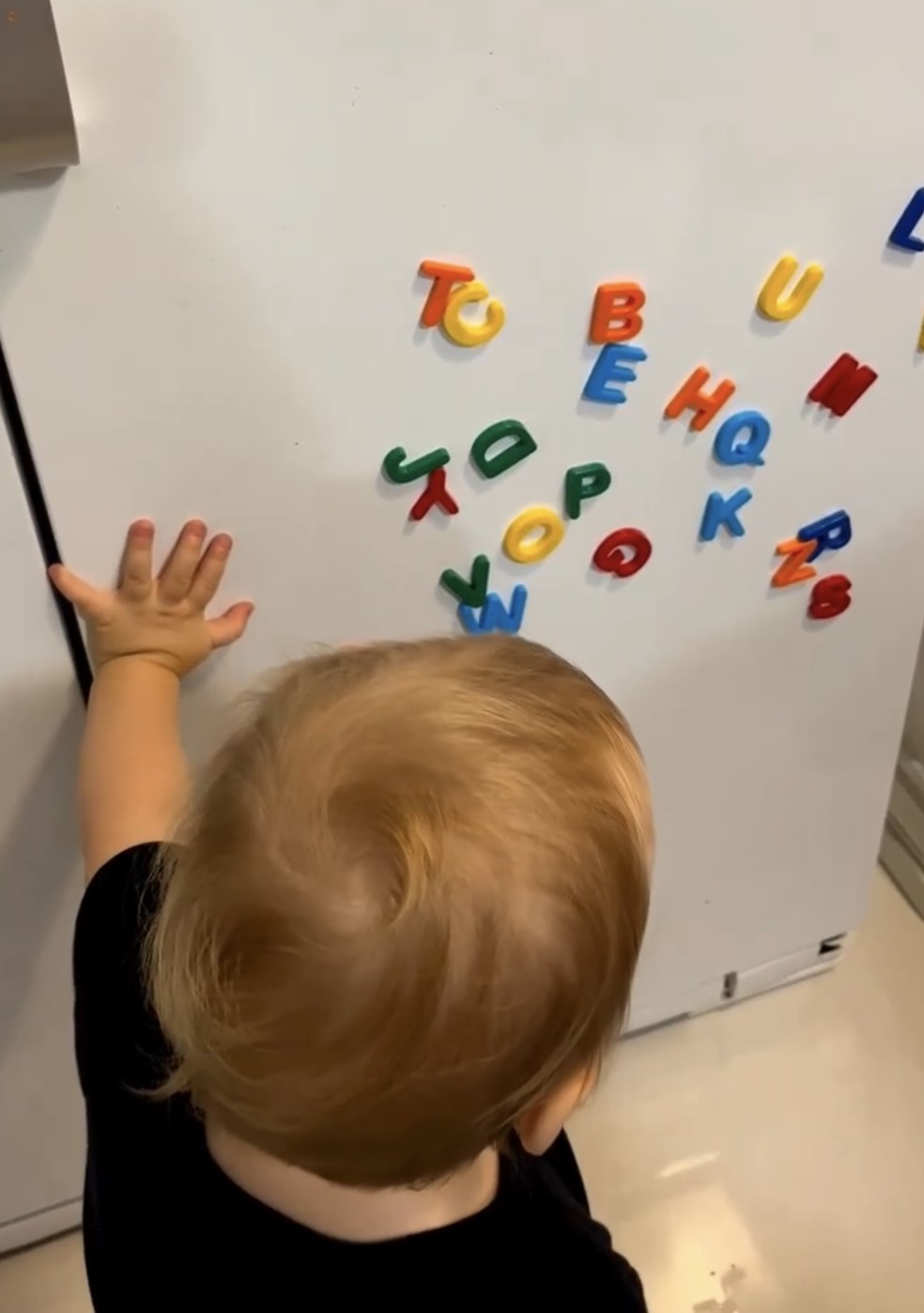 Theo brincando com as letras do alfabeto — Foto: Reprodução/Instagram