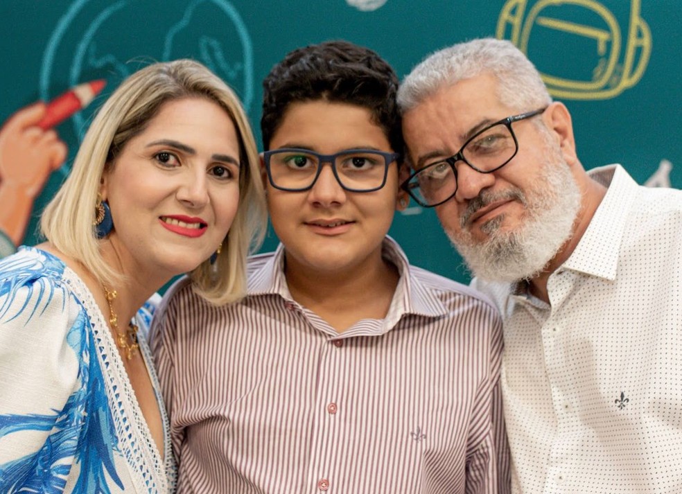 Roberto e os pais na festa de formatura nesta sexta (3) — Foto: Arquivo pessoal