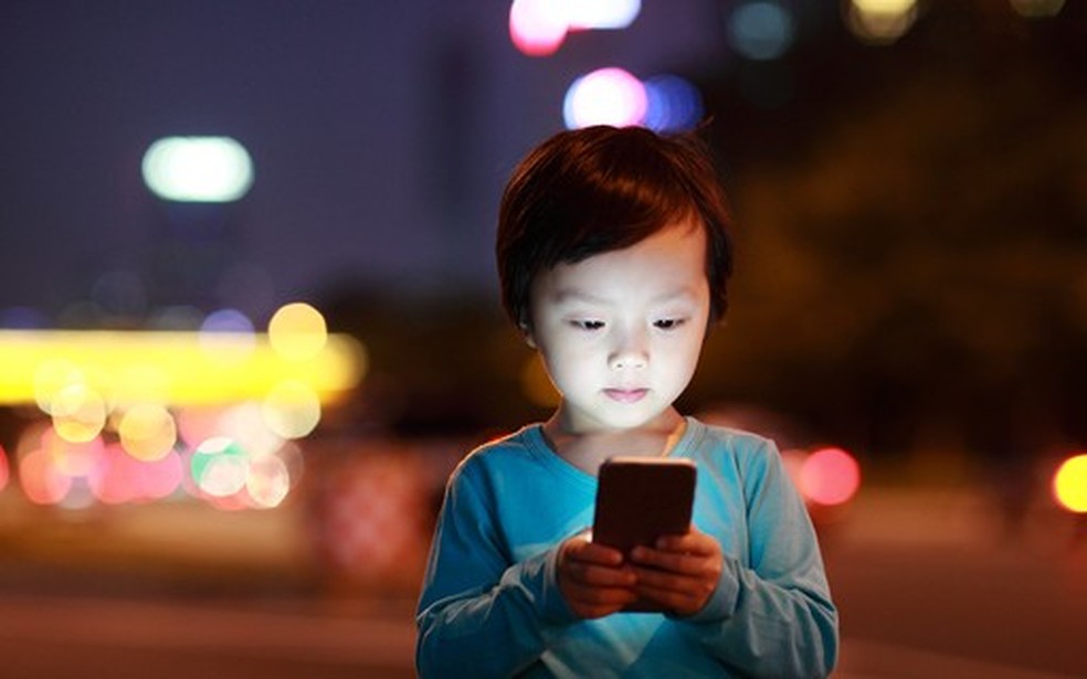 Criança no celular — Foto: Crescer