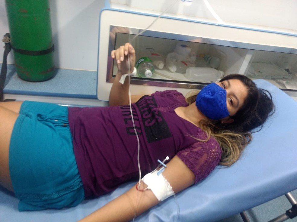 Julia foi levada ao hospital às pressas após o cisto romper — Foto: Arquivo pessoal