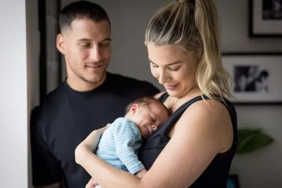 Gemma disse que parou de amamentar seu bebê 5 semanas após o parto — Foto: Reprodução/Mirror
