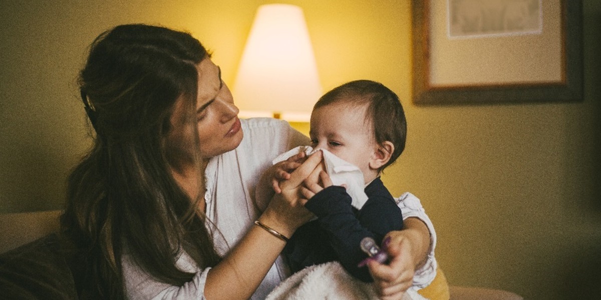Bebê em casa? Casos de SRAG crescem em menores de 2 anos; veja qual vírus está puxando a alta 