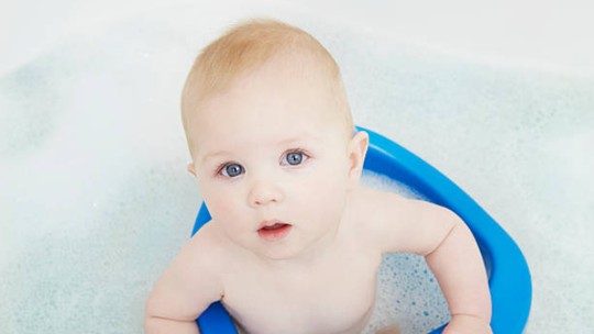 Pais são alertados sobre “falsa sensação de segurança” de assentos de banheira após bebê se afogar