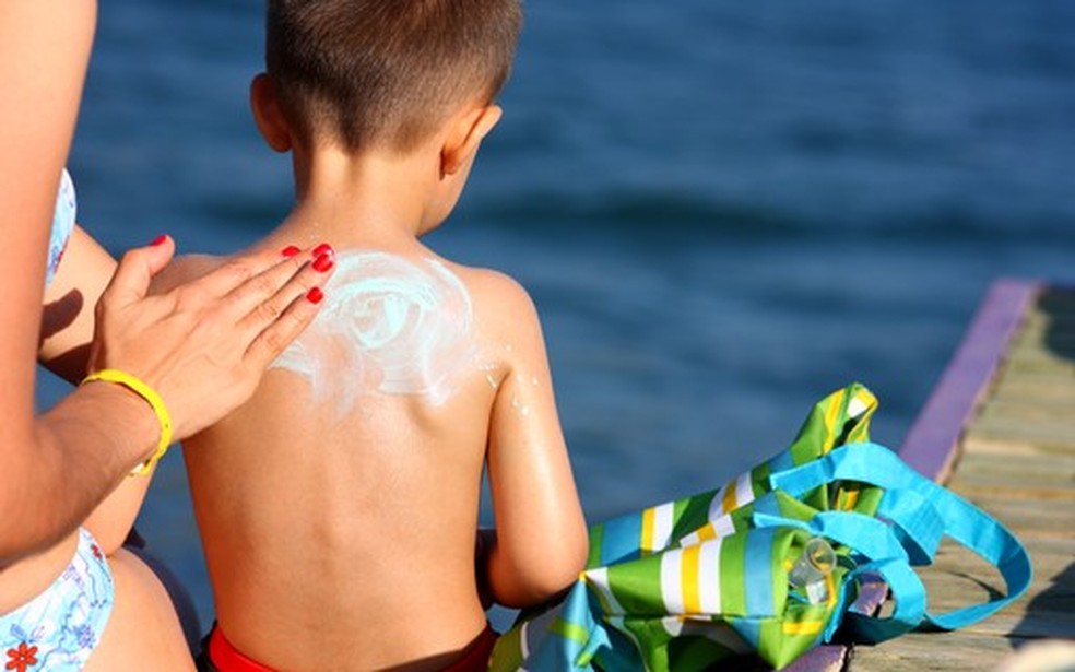 Hidratantes com fator de proteção ajudam, mas não substituem o protetor solar — Foto: Crescer