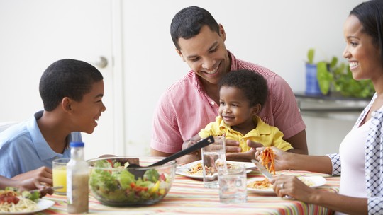 Alimentação infantil: 6 atitudes que ajudam a prevenir distúrbios alimentares 