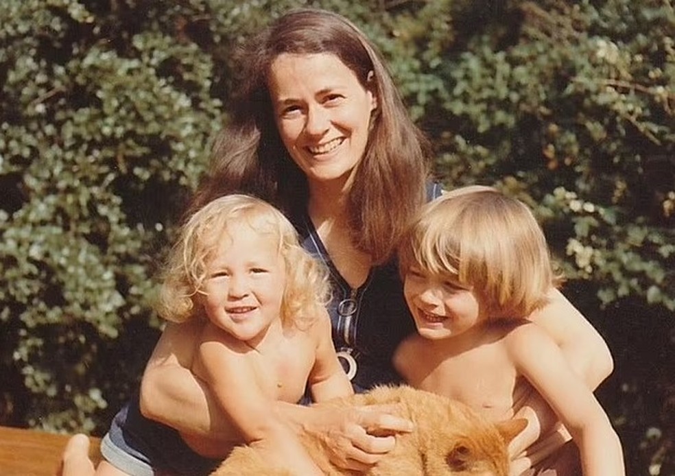 Sarah com sua mãe e o irmão, Deecon, alguns anos antes de ela morrer — Foto: Reprodução/ Daily Mail