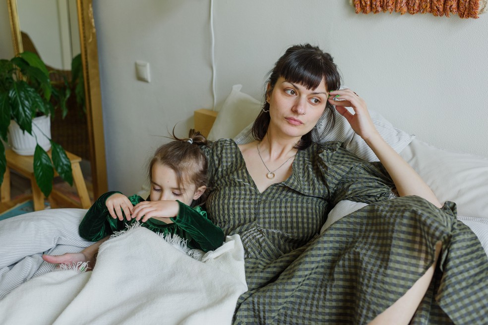 Mãe com a filha deitada na cama. Imagem ilustrativa — Foto: Ksenia Chernaya/Pexels