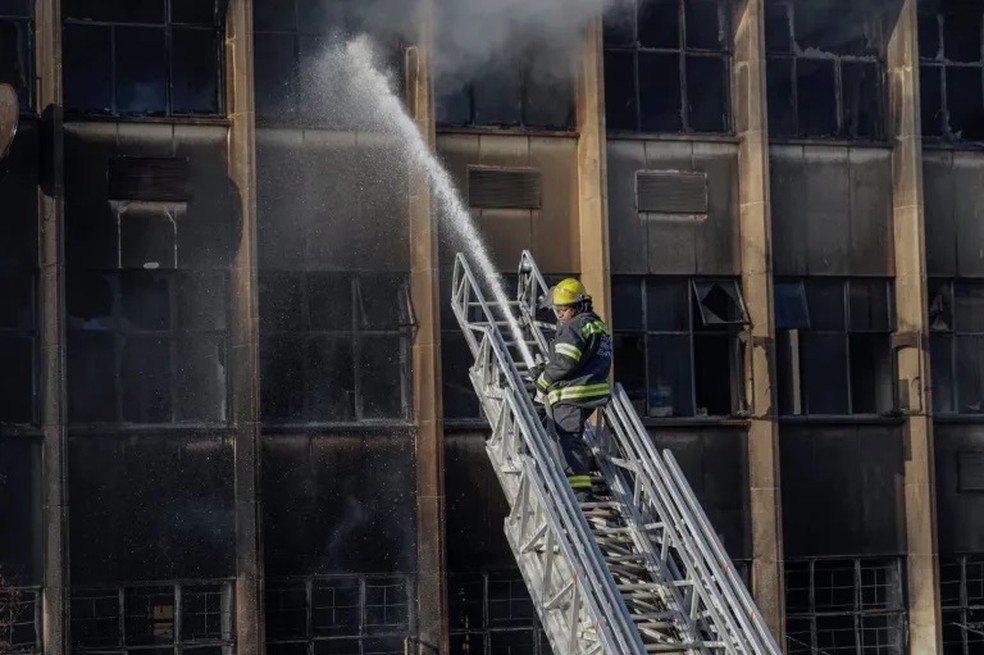 Bombeiros continuam trabalhando no local — Foto: AFP