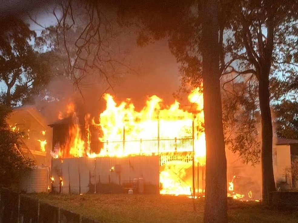 De acordo com relatos dos vizinhos, as chamas consumiram rapidamente a casa da família — Foto: Reprodução