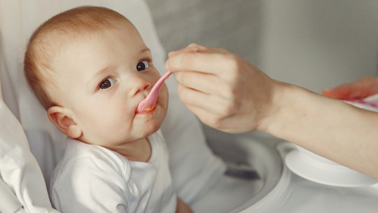 O que fazer quando o bebê não quer comer, apenas mamar no peito?