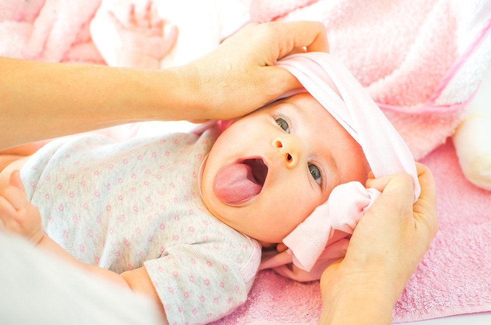 Bebê mostrando a língua (Foto: Thinkstock) — Foto: Crescer