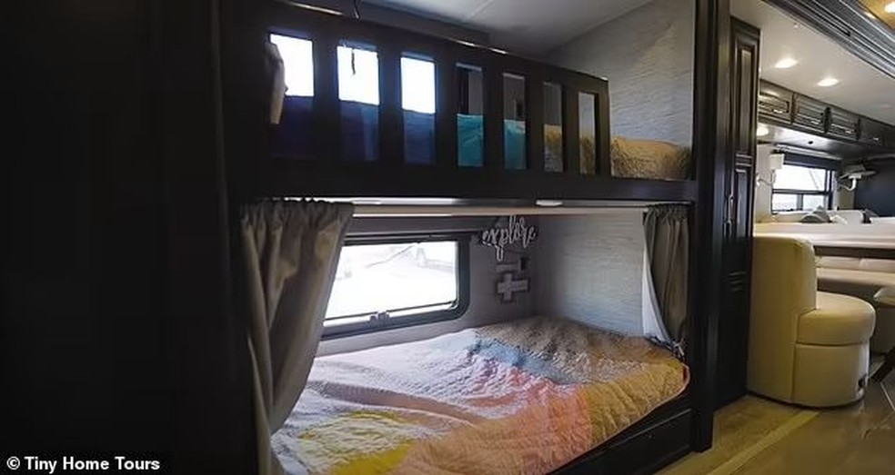 Gavin e Camille dormem em uma área de beliche, com os beliches de cima e de baixo enfeitados com cortinas — Foto: Reprodução Daily Mail