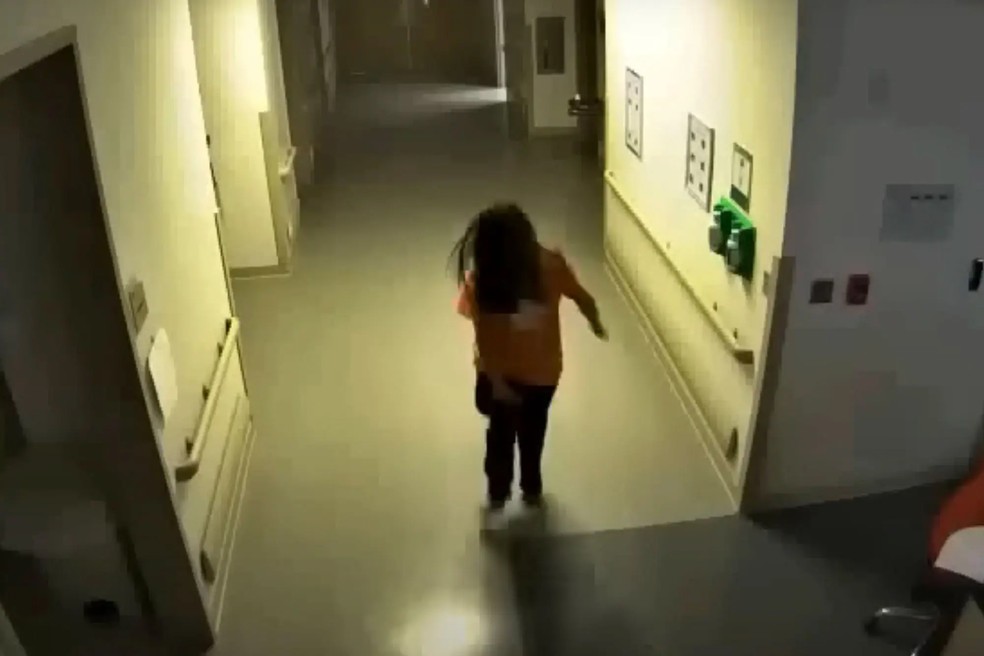 Vídeo flagra momento que enfermeiras encontram bebê na lata do lixo em ...