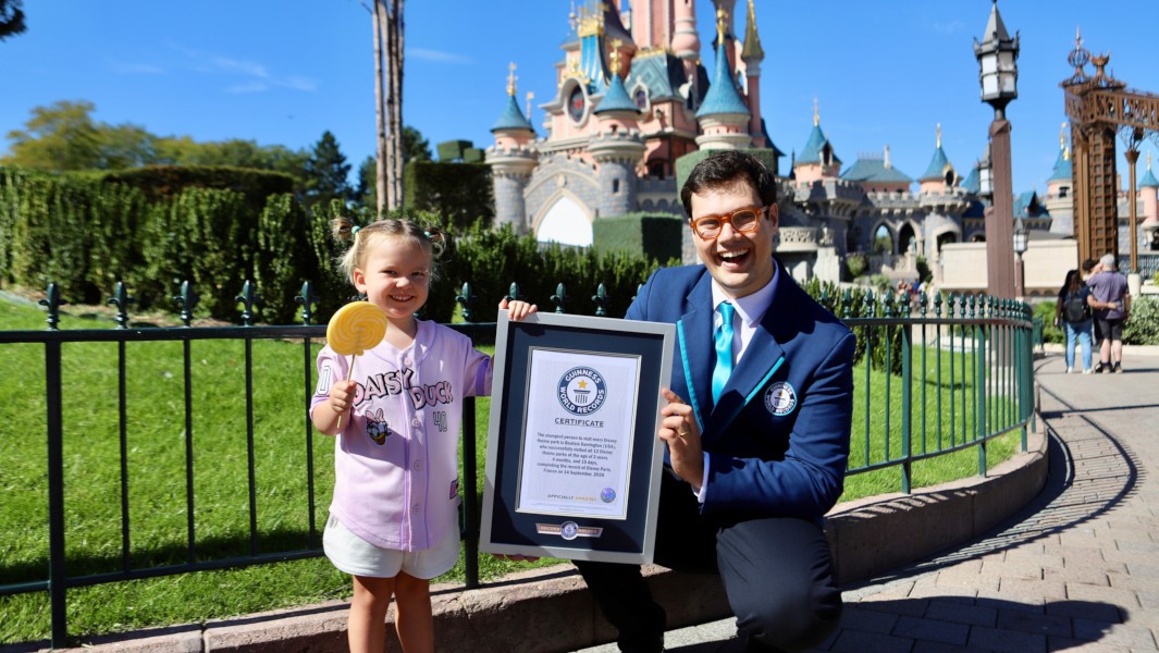 Capa fotográfica da fonte da Ninho: Menina se torna a pessoa mais jovem a conhecer todos os parques da Disney