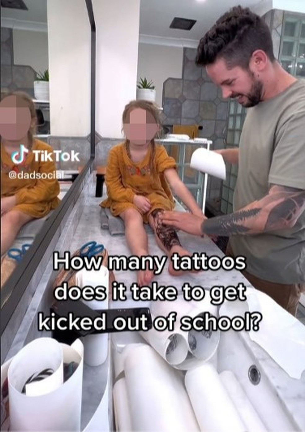 Pai faz tatuagem temporária na perna e braço da filha — Foto: Reprodução TikTok