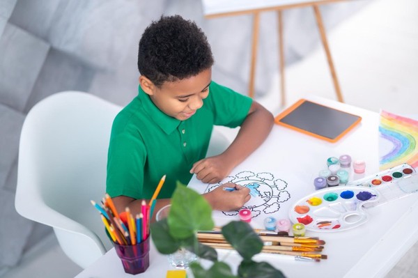 Kit desenho e pintura infantil: 6 conjuntos para exercitar a criatividade