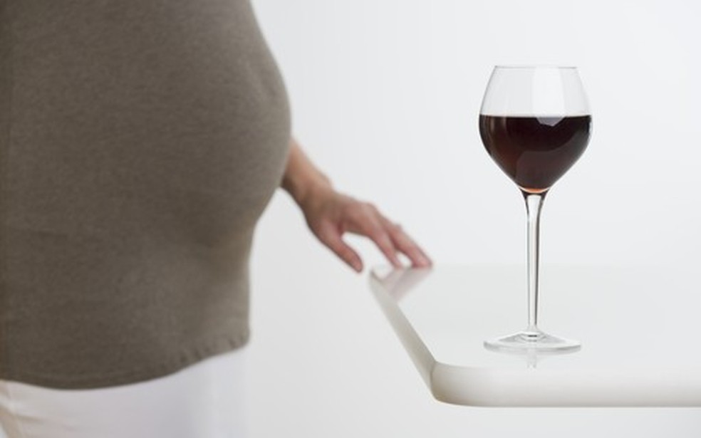 Grávida e taça de vinho — Foto: Crescer