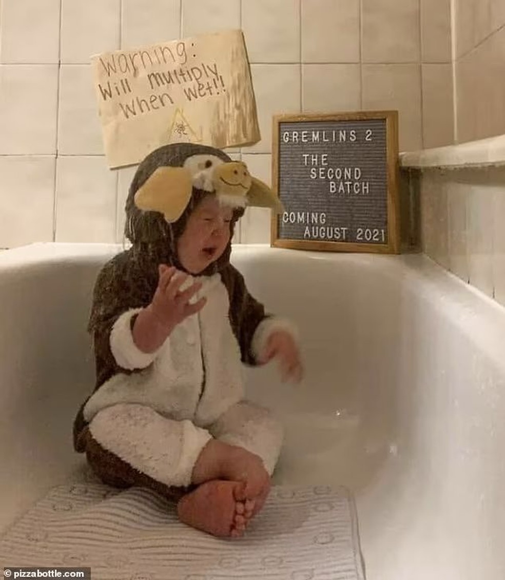 A franquia de sucesso Gremlins era conhecida por sua comédia de humor ácido e, claramente, os pais desta criança têm o mesmo senso de humor  — Foto: Reprodução Daily Mail