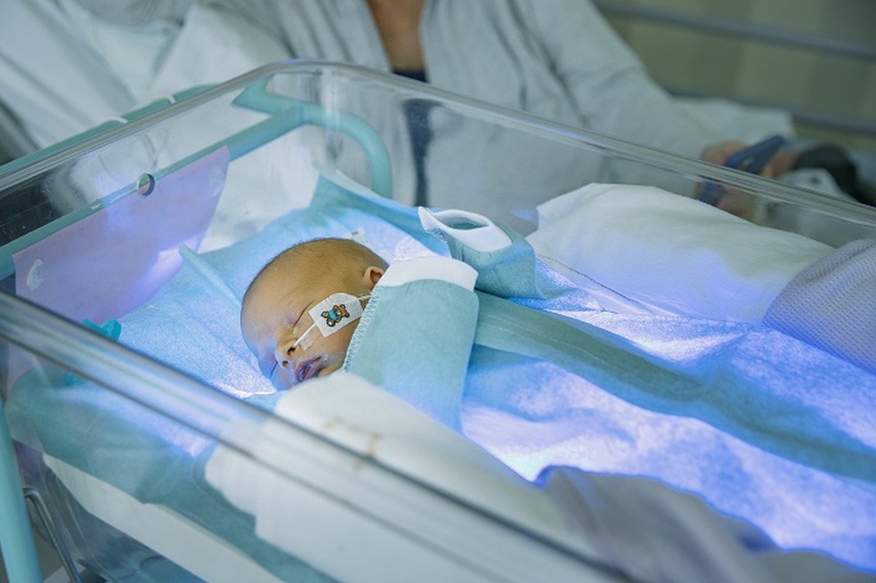 Bebê fazendo tratamento para icterícia  — Foto: Getty Images 