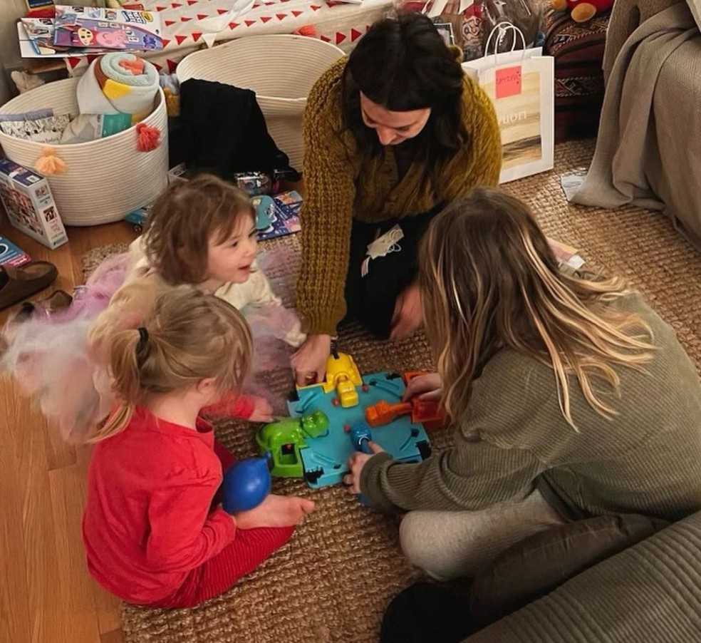 Caterina brincando com os filhos  — Foto: Reprodução Instagram