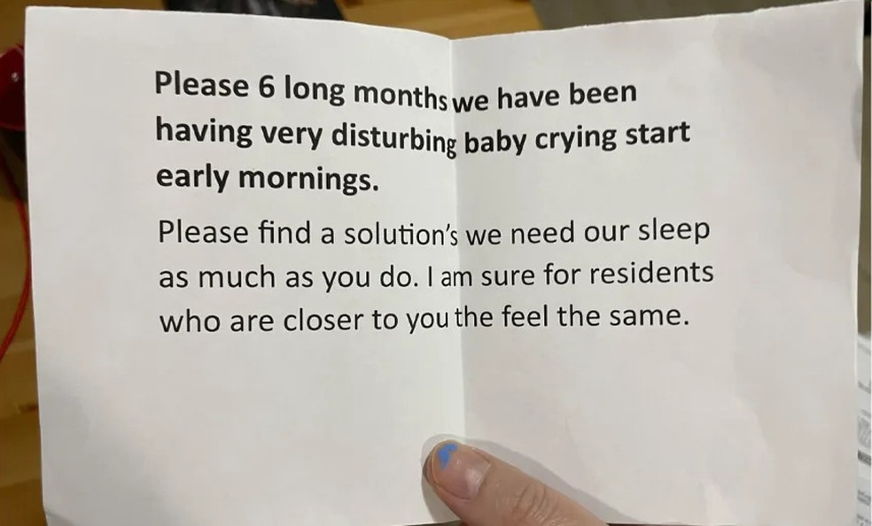 Bilhete deixado por vizinho para mãe de bebê — Foto: Reprodução Facebook