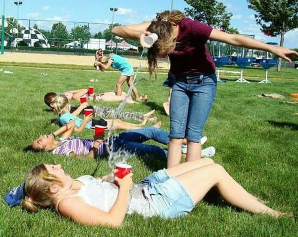 10 brincadeiras seguras com água para fazer com as crianças no verão