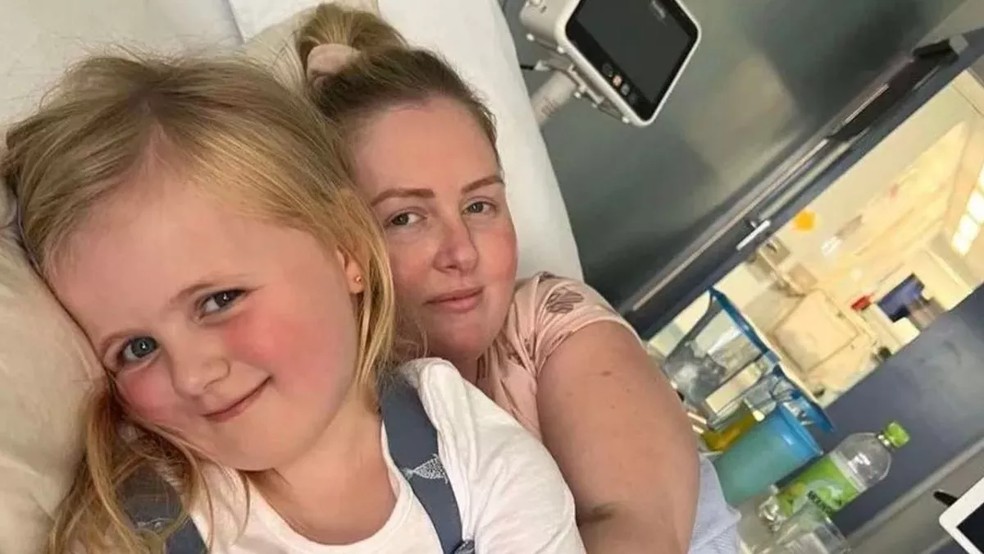 Mulher descobre câncer de mama em estágio quatro após ter dor nas costas