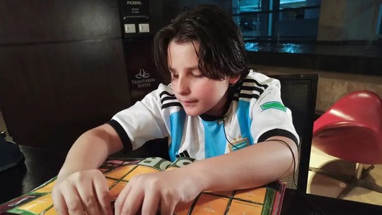 Cego desde bebê, menino adapta álbum de figurinhas da Copa do Mundo 
