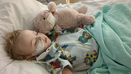 Mãe faz alerta depois que filha de 2 anos quase morreu após engolir seis bolinhas magnéticas de brinquedo