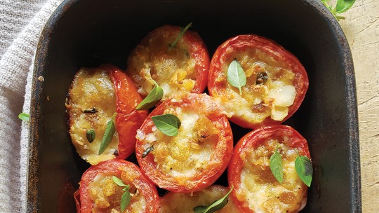 Receita: Tomates recheados para inovar nas refeições do dia a dia