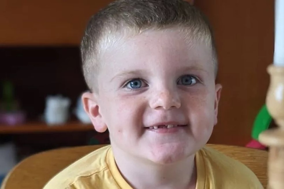 A família descobriu que o menino de 5 anos tinha câncer, depois que ele caiu em um parque — Foto: Reprodução/ Wales Online