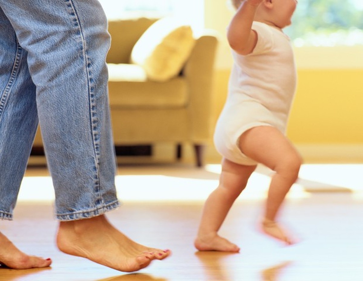Ребенок на носочках массаж. Шаги ребенка. Первые шаги. Ребенка учат ходить. Первые шаги младенца.