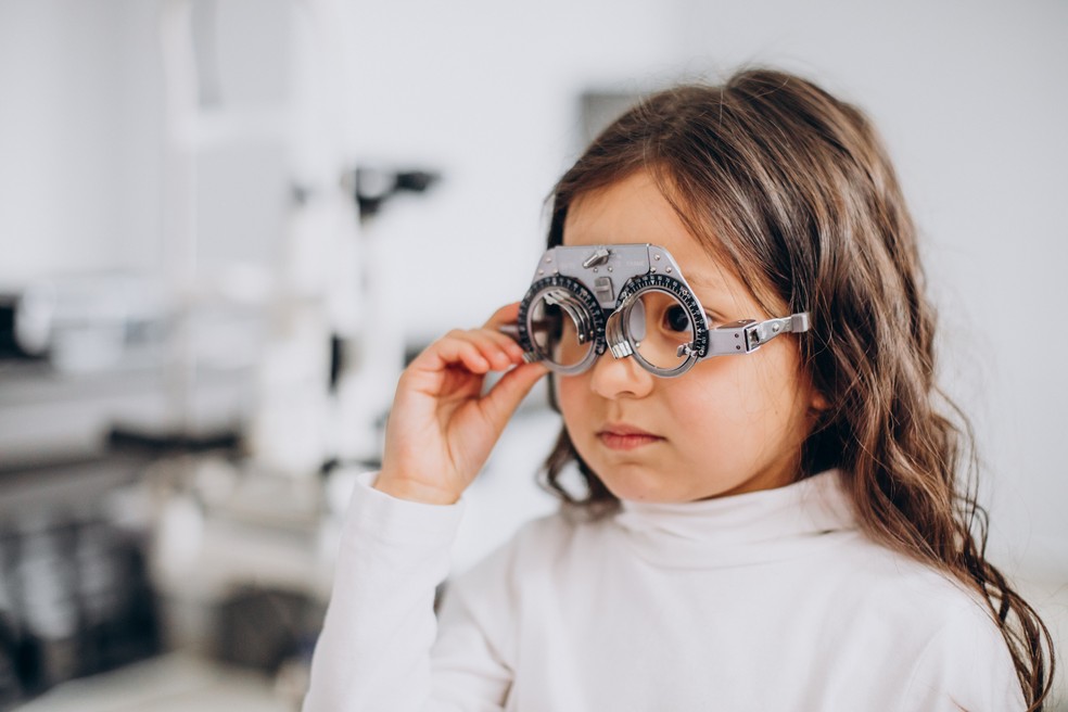 Criança fazendo exame de vista; miopia — Foto: Freepik