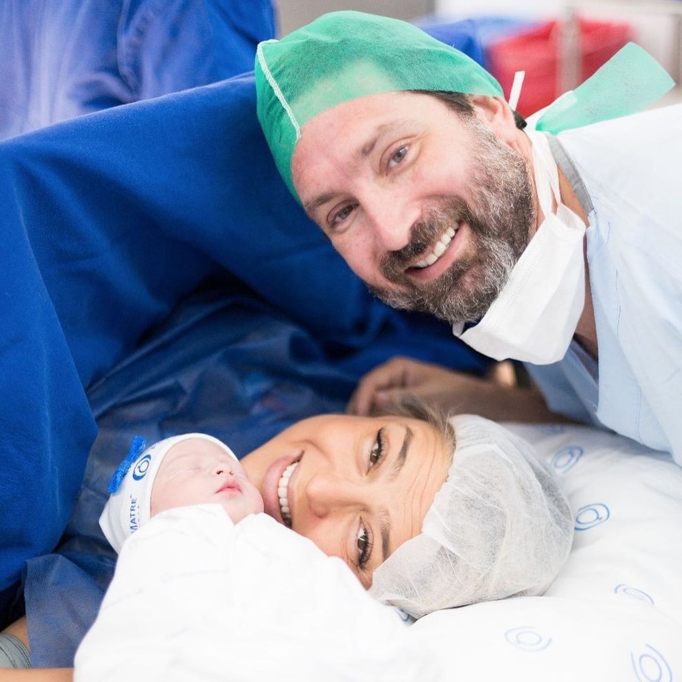 Dani Cabrera e o marido no parto da segunda filha do casal, Carmela — Foto: Reprodução/Instagram