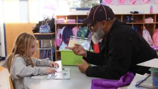 Motorista de ônibus e pai de 5 filhos ensina crianças a ler 
