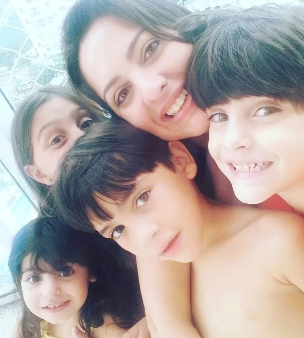 Cl&aacute;udia ao lado dos filhos &mdash; Foto: Arquivo Pessoal