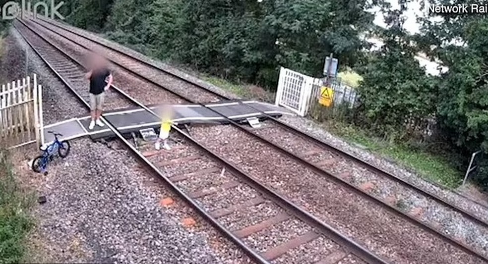 Menino usa trem de brinquedo para testar segurança sobre trilhos