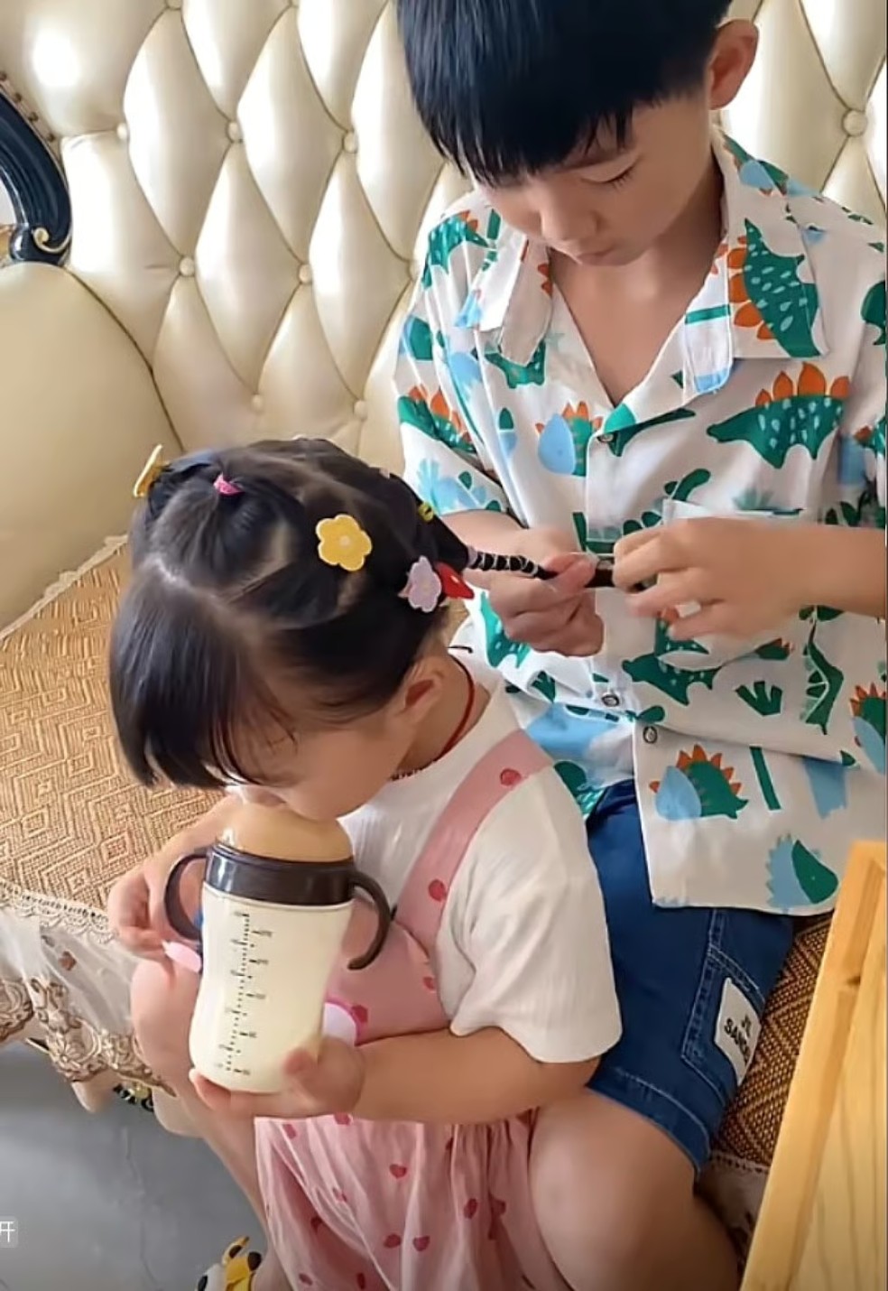 Todos os dias, o irmão cria um penteado diferente para a irmã mais nova — Foto: South China Morning Post