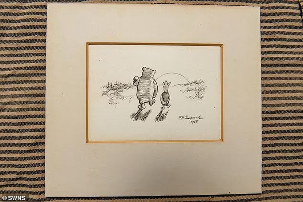 Acredita-se que o esboço original do Ursinho Pooh e do Leitão seja o último desenhado pelo ilustrador EH Shepard — Foto: Reprodução Daily Mail