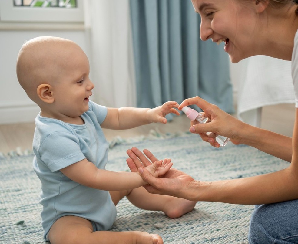 Perfumes para bebês podem reforçar vínculos e criar momentos de interação — Foto: Divulgação/Freepik